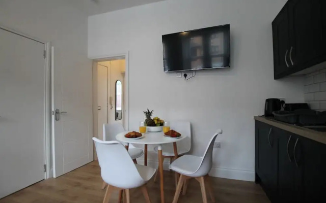 Dundee - 1 Bed - Sleeps 4 - Pet Friendly