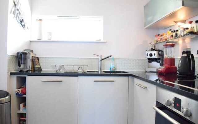 East London 2 Bed Flat With Balcony