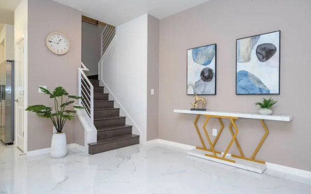 Stunning 15 Suites Close to Disney