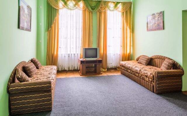 Three rooms in the center on Kulisha