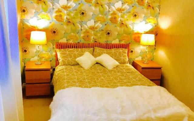 Glasgow City Centre Flat with River Views and Parking