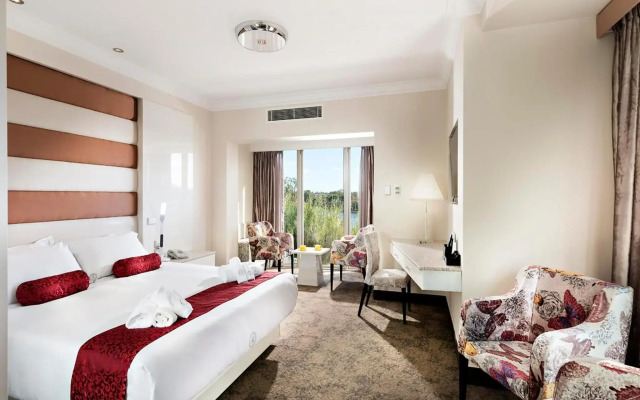 Swan River Hotel