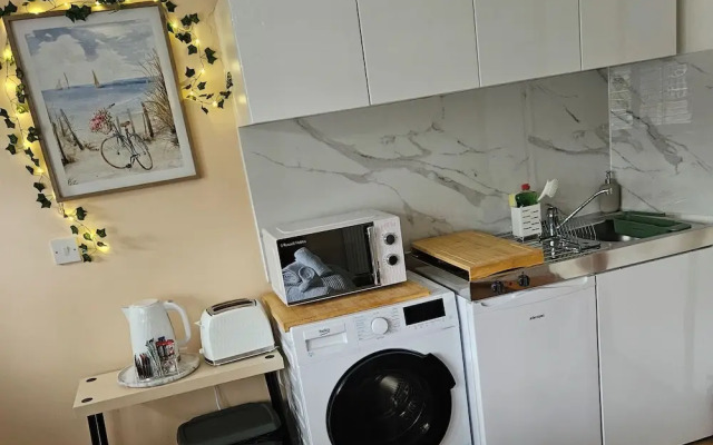 Cockfosters - Apartment - Sleeps 3 - Near Underground