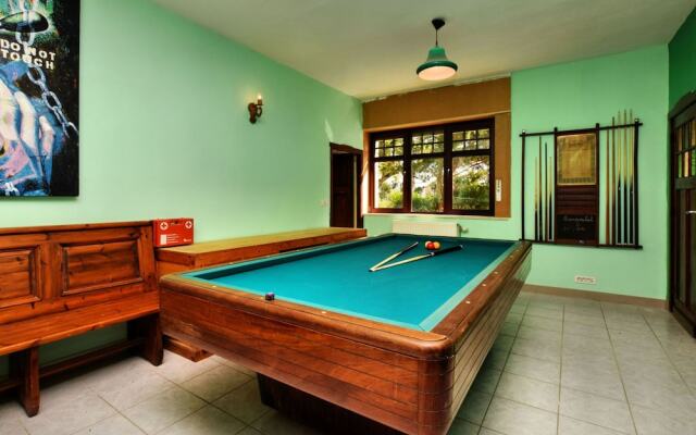 Pleasant Holiday Home in Erezée Ardennes with Hot Tub, Sauna