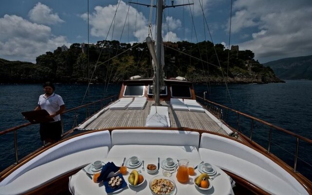 Plaghia Charter Boat&Breakfast