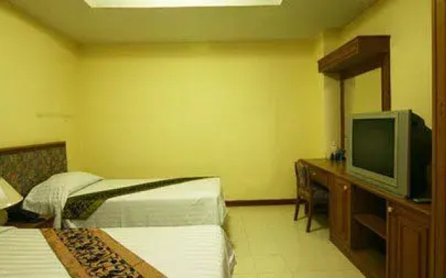 Omni Suites Apartment Hotel.