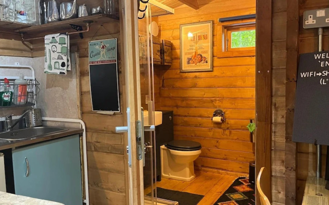 Retro Lodge nr Dartoor With hot tub & opt Sauna