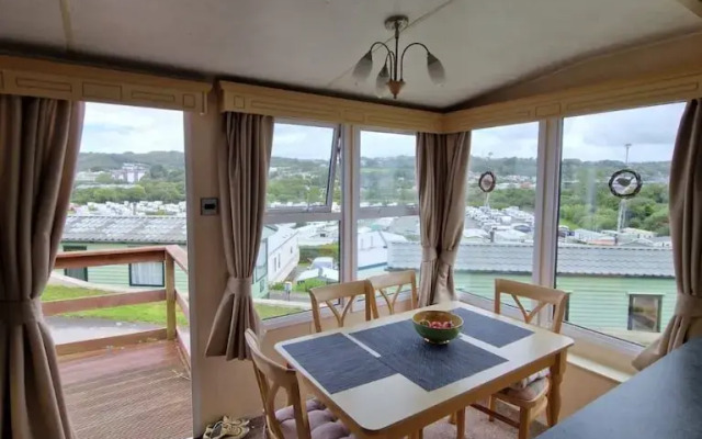 Caravansleeps6-parking-pool-mountain-petsok