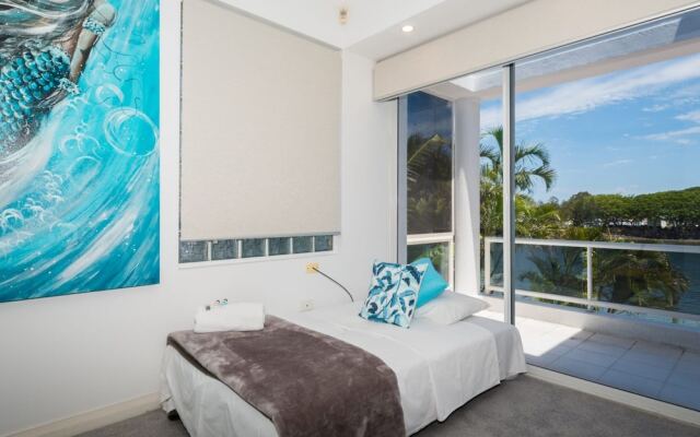 Edgewater on Chevron Waterfront 5 Bedroom Deluxe House Central Surfers