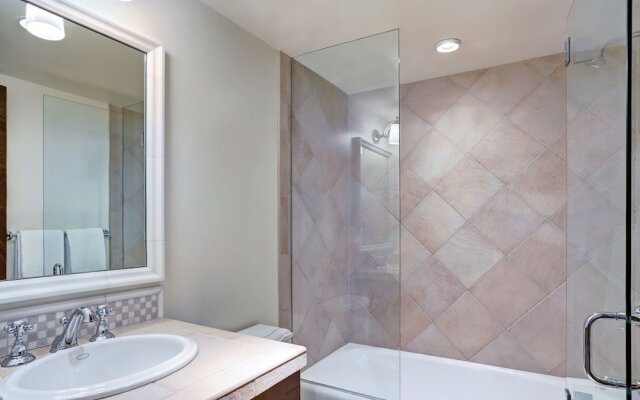 Luxury Mountainside 5BR Chalet in Vail Village by RedAwning