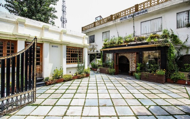 OYO 18849 Hotel Raj Shikhar