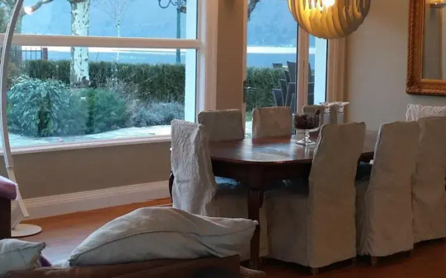 The Lakehouse Apartment