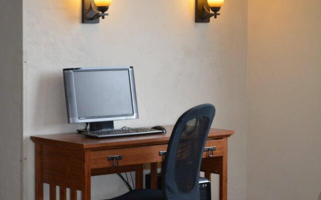 Super 8 by Wyndham Port Angeles at Olympic National Park Hotel