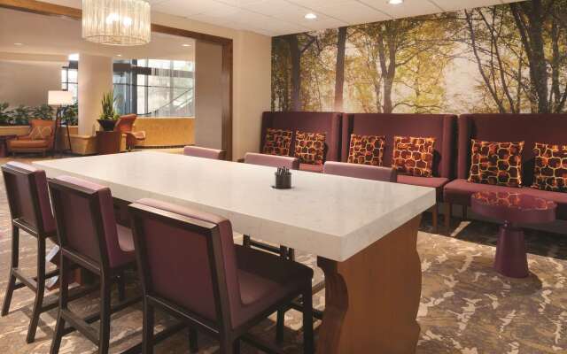 Hilton East Brunswick Hotel & Executive Meeting Center