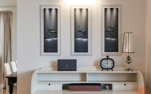 APT24 - Luxury Lakefront Onassis