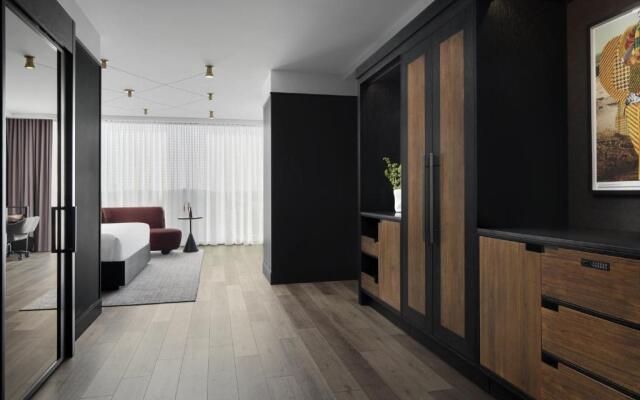 Renaissance Milwaukee West Hotel