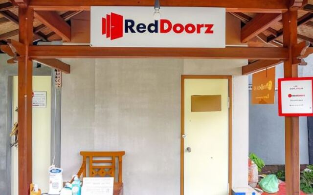 RedDoorz near Penimbangan Beach Singaraja