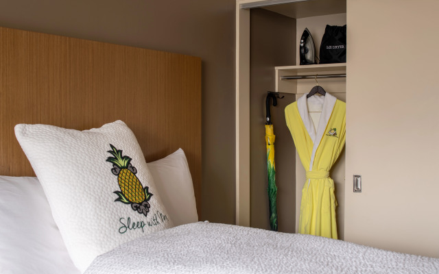 Staypineapple, Hotel Rose, Downtown Portland