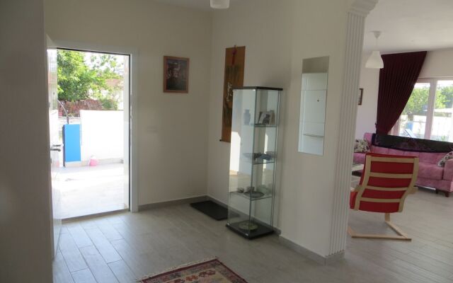 Villasleeps10-pool-bbq-mountainview-ac-parking