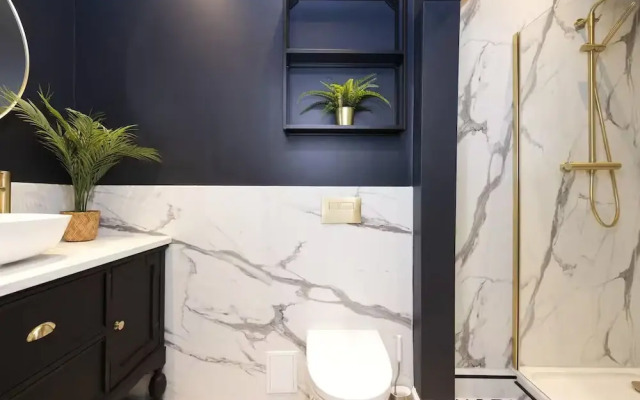 Bright and Modern Flat with desk