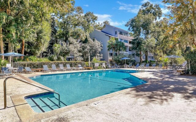 6401 Treetops