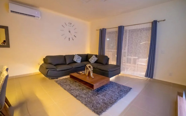 Luxury Apartment With Poll