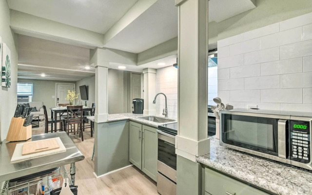 1 Mi to Seawall: Dog-friendly Galveston Home!