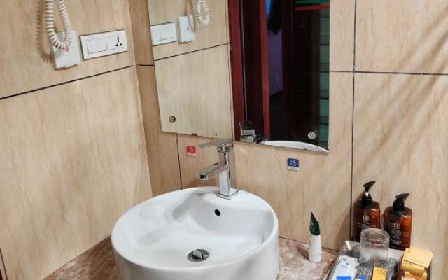 Luoping Golden Valley Taijia SPA Hotel