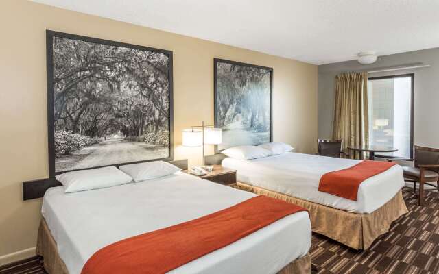 Super 8 by Wyndham Adel GA I-75