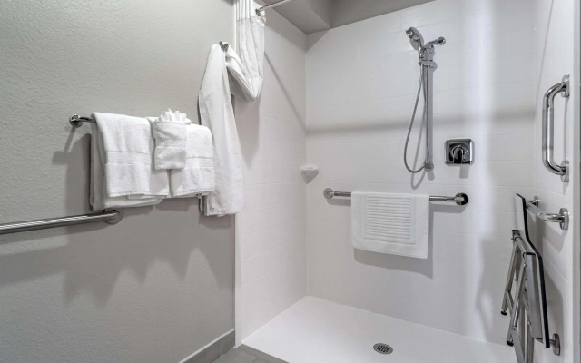 Comfort Inn & Suites Pacific - Auburn