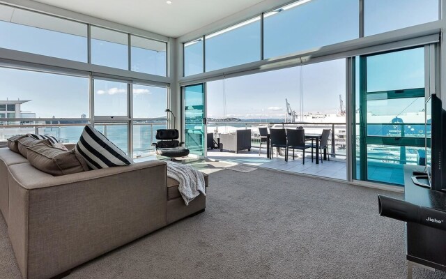 QV Spacious Waterfront Apartment - 748