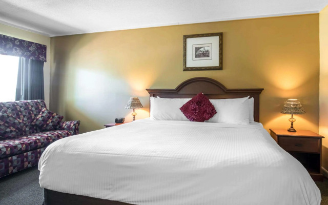 Econo Lodge Inn & Suites