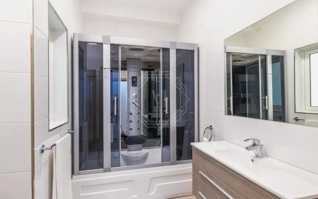 Seafront Penthouse Triplex- Roof Terrace & Hot Tub