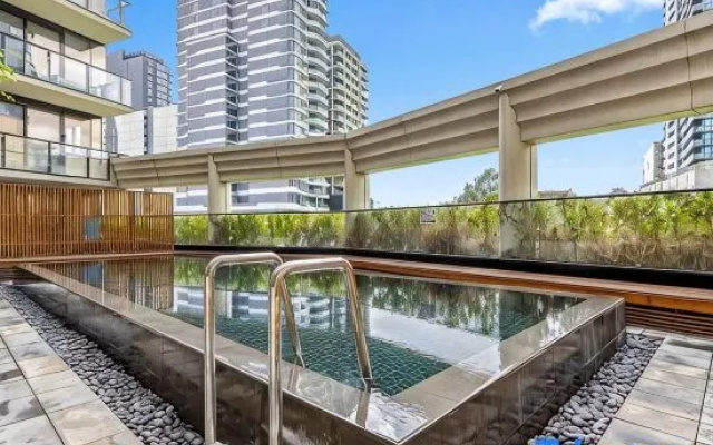 Luxe 2BR Retreat POOL, GYM & PARKING South Yarra – Outside – Melbourne
