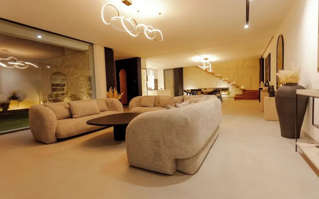 Marrakech Oasis Retreat - 5-bedroom Villa With Private Pool