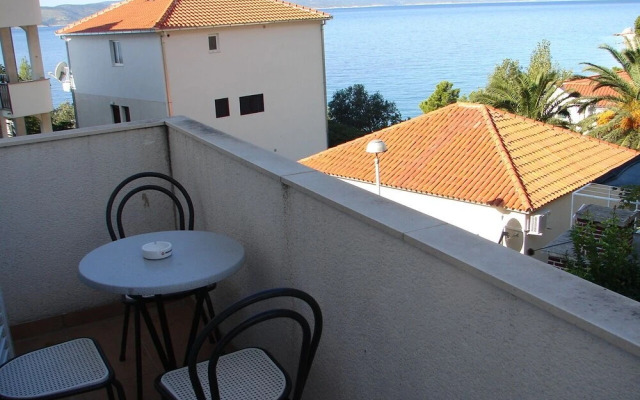 Eddie - 80m From the sea - A2
