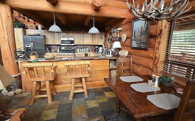 High Lonesome - Three Bedroom Cabin