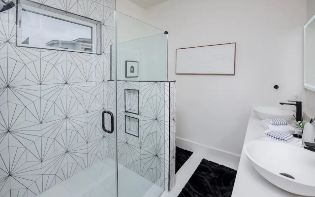 NEW Luxury Home With Rooftop Heated Pool