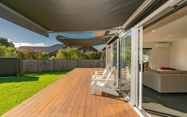 Sundaze Escape - Cooks Beach Holiday Home