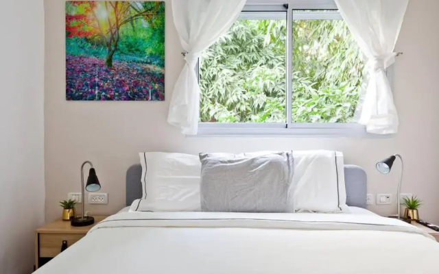 Beautifully Renovated 2BR with Balcony Beachfront*