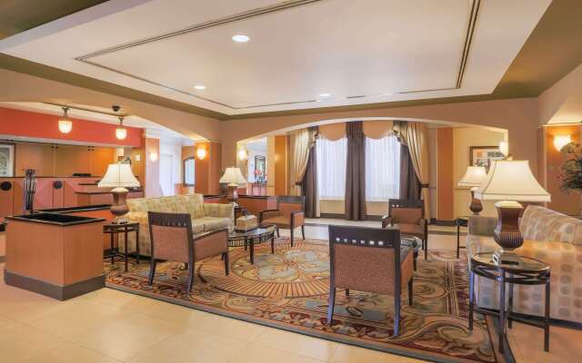 La Quinta Inn & Suites by Wyndham Islip - MacArthur Airport