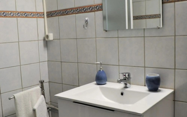 Nadia's apartment , Athens