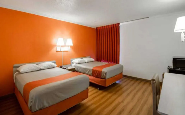 Motel 6 Waukegan, IL