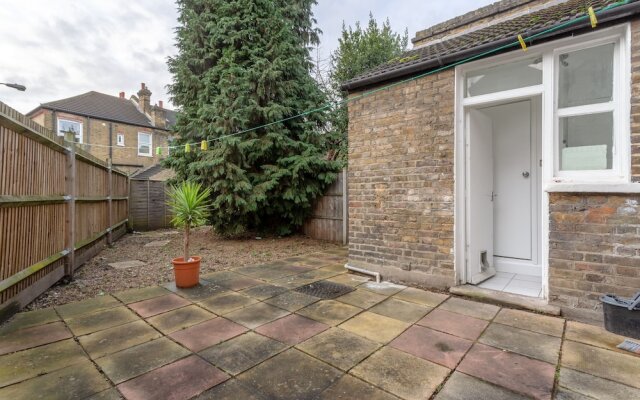 Spacious 4 Bedroom House Close To Tooting Station