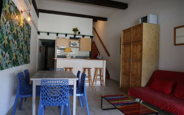 Les Pieds Dand L'Eau