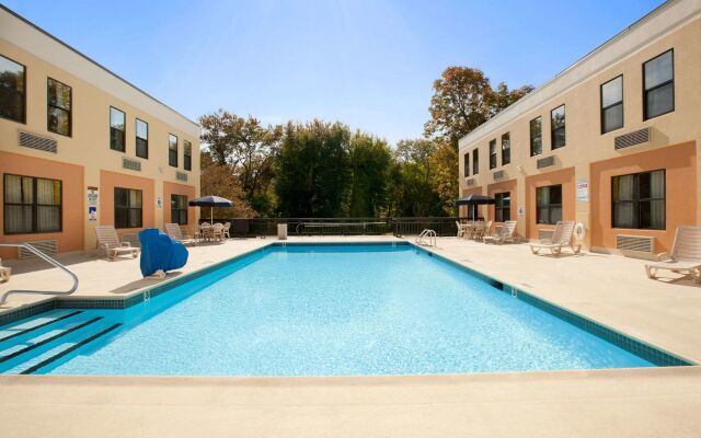 La Casa Inn & Suites - Middleboro