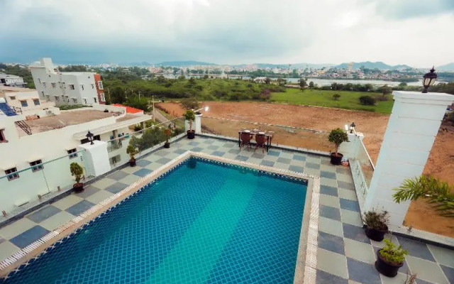 Revaas Lake View Boutique Hotel