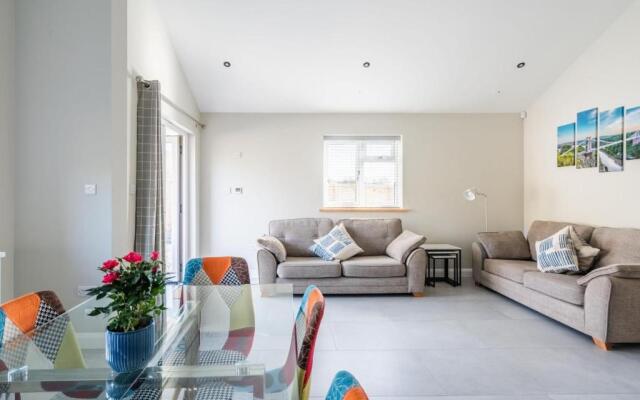 Fantastic and Sleek 3BD Home Wrington Bristol