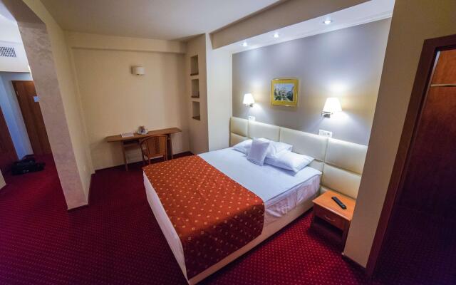 Best Western Plus Lido Hotel