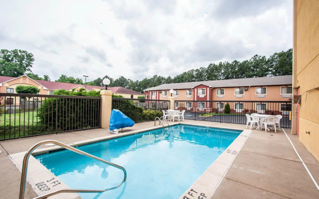 Econo Lodge Inn & Suites